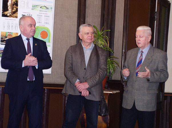 p2000.jpg (66461 bytes)
